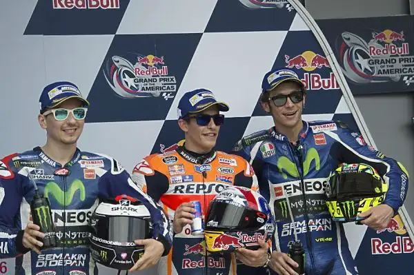 Marquez, dopo aver dominato le libere, ha fatto segnare il miglior tempo anche in qualifica, con meno di un decimo di vantaggio però su un battagliero Lorenzo, terzo Valentino Rossi.