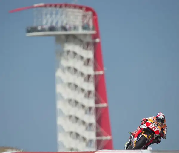 Marquez, dopo aver dominato le libere, ha fatto segnare il miglior tempo anche in qualifica, con meno di un decimo di vantaggio però su un battagliero Lorenzo, terzo Valentino Rossi.