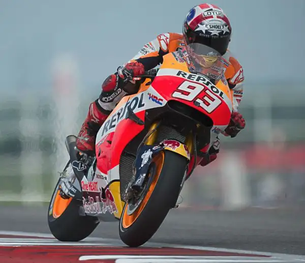 Marquez, dopo aver dominato le libere, ha fatto segnare il miglior tempo anche in qualifica, con meno di un decimo di vantaggio però su un battagliero Lorenzo, terzo Valentino Rossi.