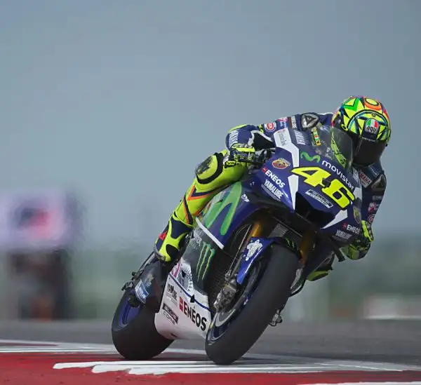 Marquez, dopo aver dominato le libere, ha fatto segnare il miglior tempo anche in qualifica, con meno di un decimo di vantaggio però su un battagliero Lorenzo, terzo Valentino Rossi.