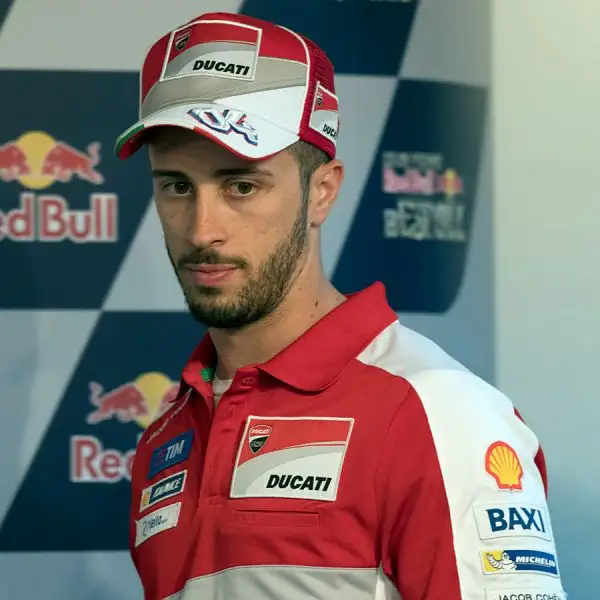 Jorge Lorenzo ha dominato anche le seconde prove libere migliorandosi di sette decimi rispetto al mattino. Passo avanti anche per Valentino che ha limato quasi mezzo secondo al suo crono.