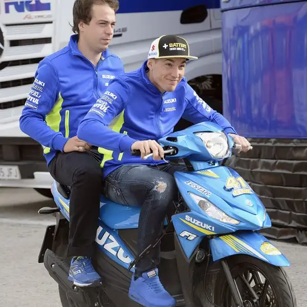 Jorge Lorenzo ha dominato anche le seconde prove libere migliorandosi di sette decimi rispetto al mattino. Passo avanti anche per Valentino che ha limato quasi mezzo secondo al suo crono.