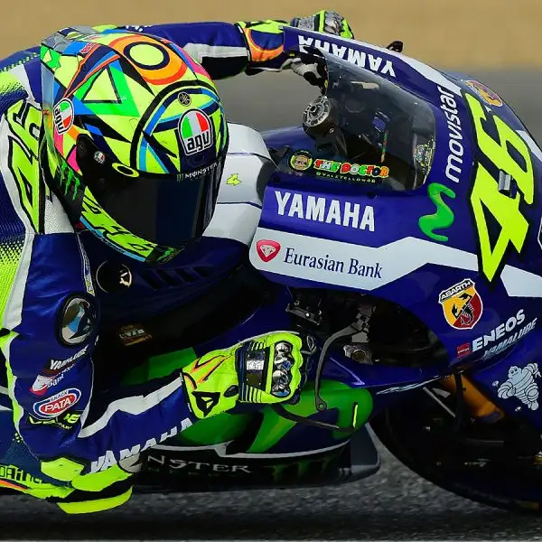 Jorge Lorenzo ha dominato anche le seconde prove libere migliorandosi di sette decimi rispetto al mattino. Passo avanti anche per Valentino che ha limato quasi mezzo secondo al suo crono.
