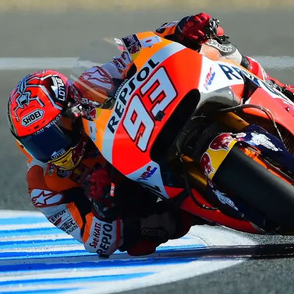 Jorge Lorenzo ha dominato anche le seconde prove libere migliorandosi di sette decimi rispetto al mattino. Passo avanti anche per Valentino che ha limato quasi mezzo secondo al suo crono.