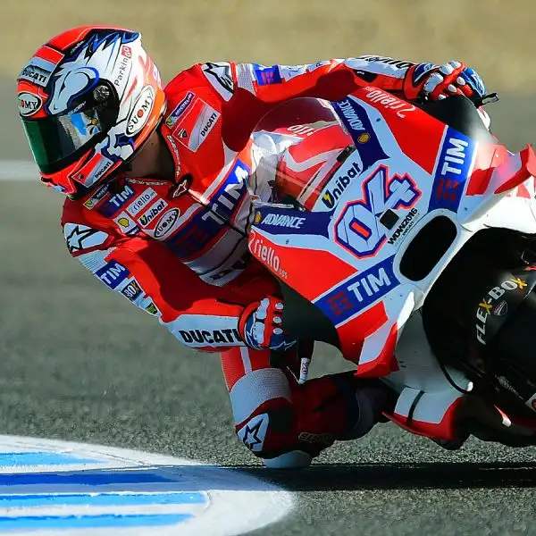 Jorge Lorenzo ha dominato anche le seconde prove libere migliorandosi di sette decimi rispetto al mattino. Passo avanti anche per Valentino che ha limato quasi mezzo secondo al suo crono.