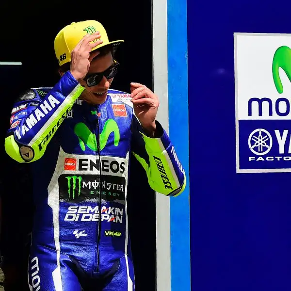 Jorge Lorenzo ha dominato anche le seconde prove libere migliorandosi di sette decimi rispetto al mattino. Passo avanti anche per Valentino che ha limato quasi mezzo secondo al suo crono.