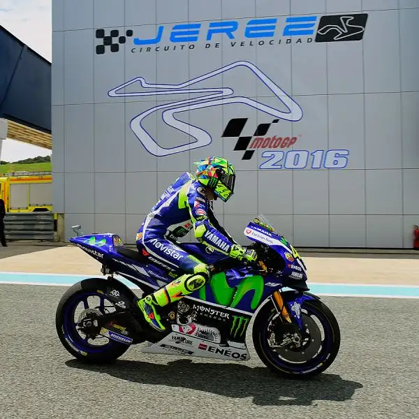 Jorge Lorenzo ha dominato anche le seconde prove libere migliorandosi di sette decimi rispetto al mattino. Passo avanti anche per Valentino che ha limato quasi mezzo secondo al suo crono.