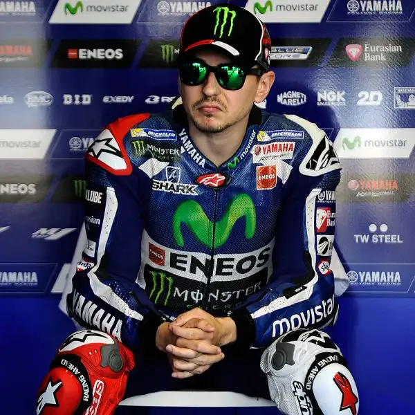Jorge Lorenzo ha dominato anche le seconde prove libere migliorandosi di sette decimi rispetto al mattino. Passo avanti anche per Valentino che ha limato quasi mezzo secondo al suo crono.