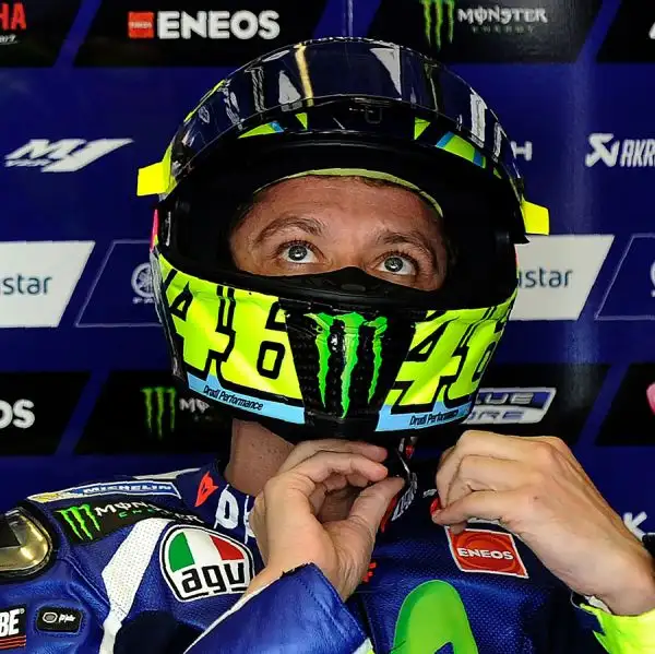 Jorge Lorenzo ha dominato anche le seconde prove libere migliorandosi di sette decimi rispetto al mattino. Passo avanti anche per Valentino che ha limato quasi mezzo secondo al suo crono.
