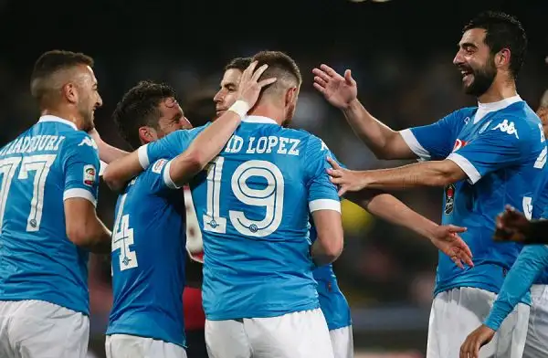 Il Napoli spazza via il Bologna. Gabbiadini con una doppietta che chiude la gara già nel primo tempo. E Mertens la chiude addirittura con una tripletta. In gol anche David Lopez.
