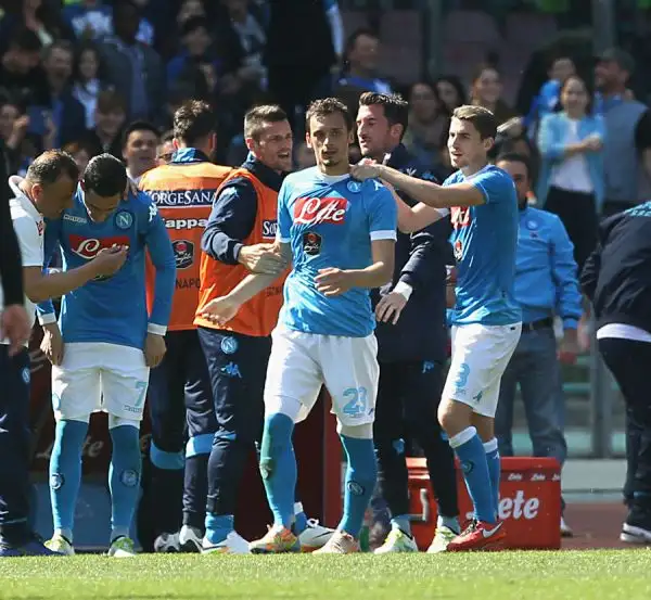 Il Napoli reagisce e si rialza dopo la dolorosa sconfitta di Udine e la maxi squalifica a Gonzalo Higuain. Di Gabbiadini, Insigne e Callejon i gol peri campani.