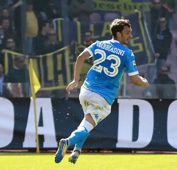Il Napoli reagisce e si rialza dopo la dolorosa sconfitta di Udine e la maxi squalifica a Gonzalo Higuain. Di Gabbiadini, Insigne e Callejon i gol peri campani.