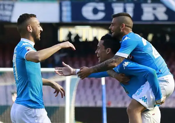 Il Napoli reagisce e si rialza dopo la dolorosa sconfitta di Udine e la maxi squalifica a Gonzalo Higuain. Di Gabbiadini, Insigne e Callejon i gol peri campani.