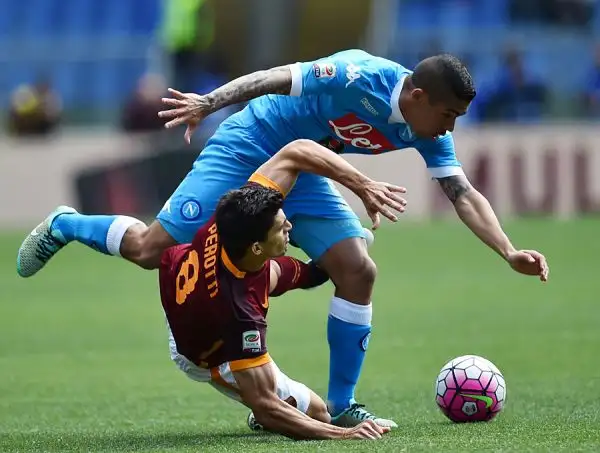 Un gol di Nainggolan ad un minuto dal 90esimo regala alla Roma di Spalletti il big match della 35esima giornata della Serie A, un risultato che permette ai giallorossi di portarsi a -2 dal Napoli.