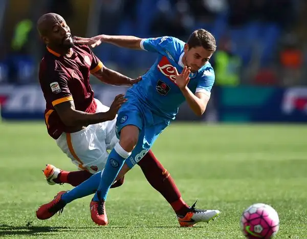 Un gol di Nainggolan ad un minuto dal 90esimo regala alla Roma di Spalletti il big match della 35esima giornata della Serie A, un risultato che permette ai giallorossi di portarsi a -2 dal Napoli.