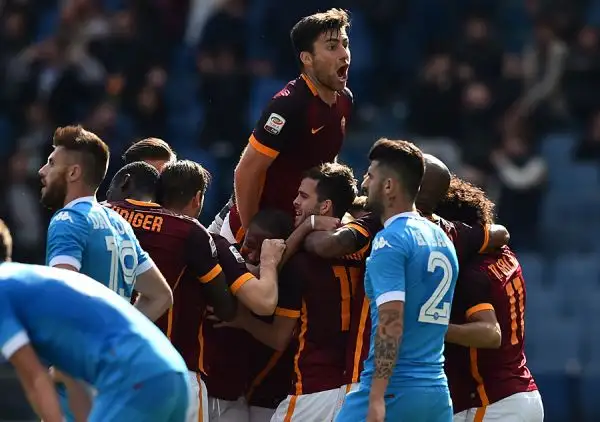 Un gol di Nainggolan ad un minuto dal 90esimo regala alla Roma di Spalletti il big match della 35esima giornata della Serie A, un risultato che permette ai giallorossi di portarsi a -2 dal Napoli.