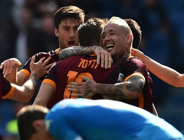 Un gol di Nainggolan ad un minuto dal 90esimo regala alla Roma di Spalletti il big match della 35esima giornata della Serie A, un risultato che permette ai giallorossi di portarsi a -2 dal Napoli.
