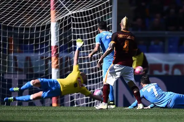 Un gol di Nainggolan ad un minuto dal 90esimo regala alla Roma di Spalletti il big match della 35esima giornata della Serie A, un risultato che permette ai giallorossi di portarsi a -2 dal Napoli.
