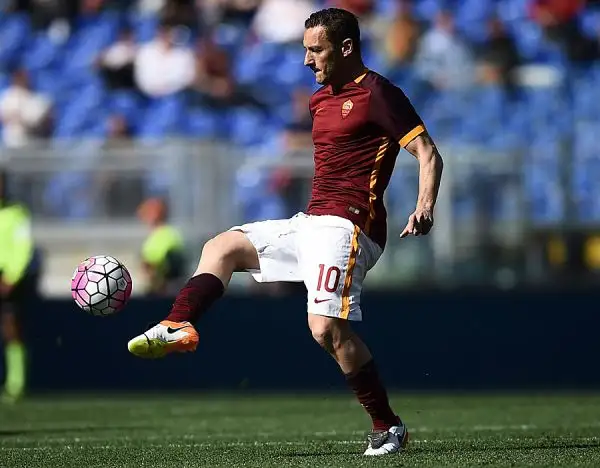 Un gol di Nainggolan ad un minuto dal 90esimo regala alla Roma di Spalletti il big match della 35esima giornata della Serie A, un risultato che permette ai giallorossi di portarsi a -2 dal Napoli.