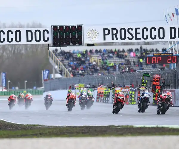 Jonathan Rea ha dominato il weekend olandese ad Assen. Il centauro della Kawasaki, dopo l'affermazione di sabato in gara 1, ha vinto anche gara 2 sul TT Circuit, valido per il quarto round del Mondial