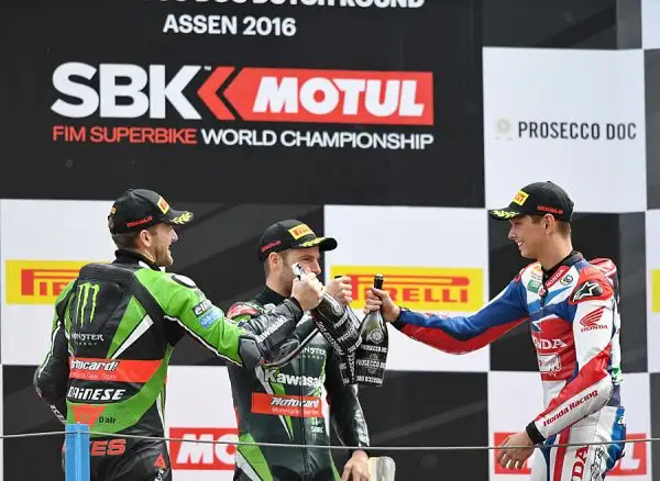 Jonathan Rea ha dominato il weekend olandese ad Assen. Il centauro della Kawasaki, dopo l'affermazione di sabato in gara 1, ha vinto anche gara 2 sul TT Circuit, valido per il quarto round del Mondial