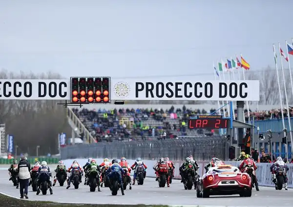 Jonathan Rea ha dominato il weekend olandese ad Assen. Il centauro della Kawasaki, dopo l'affermazione di sabato in gara 1, ha vinto anche gara 2 sul TT Circuit, valido per il quarto round del Mondial
