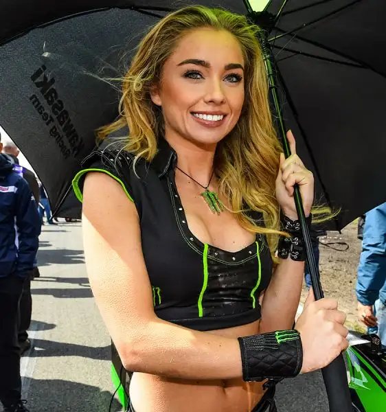 Anche nella tappa del Mondiale Superbike di Assen, in Olanda, non sono mancate le splendide ragazze sulla pit lane e nei box che hanno colorato il week end di gara.