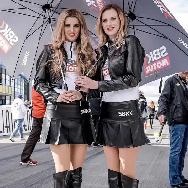 Anche nella tappa del Mondiale Superbike di Assen, in Olanda, non sono mancate le splendide ragazze sulla pit lane e nei box che hanno colorato il week end di gara.