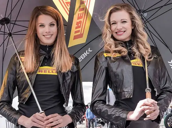 Anche nella tappa del Mondiale Superbike di Assen, in Olanda, non sono mancate le splendide ragazze sulla pit lane e nei box che hanno colorato il week end di gara.