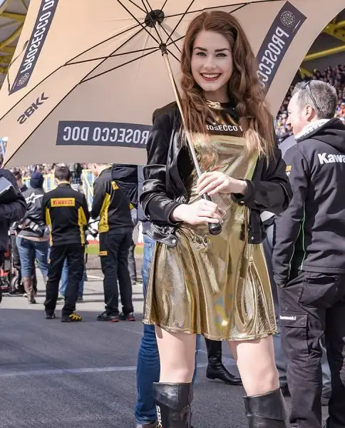 Anche nella tappa del Mondiale Superbike di Assen, in Olanda, non sono mancate le splendide ragazze sulla pit lane e nei box che hanno colorato il week end di gara.