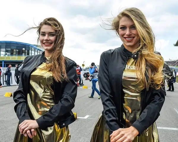 Anche nella tappa del Mondiale Superbike di Assen, in Olanda, non sono mancate le splendide ragazze sulla pit lane e nei box che hanno colorato il week end di gara.