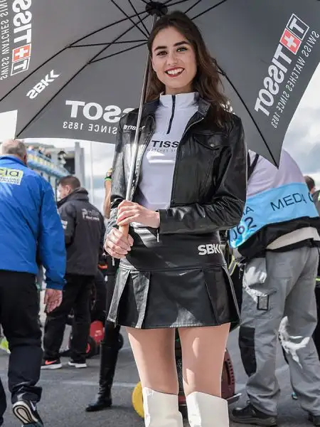 Anche nella tappa del Mondiale Superbike di Assen, in Olanda, non sono mancate le splendide ragazze sulla pit lane e nei box che hanno colorato il week end di gara.