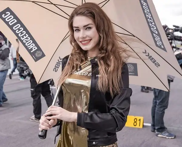 Anche nella tappa del Mondiale Superbike di Assen, in Olanda, non sono mancate le splendide ragazze sulla pit lane e nei box che hanno colorato il week end di gara.