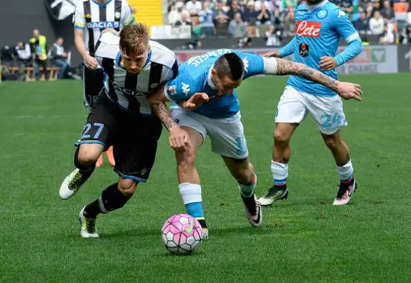 Il Napoli crolla a Udine, Juve a +6. Azzurri irriconoscibili: super Fernandes, Higuain espulso. Scudetto lontano.
