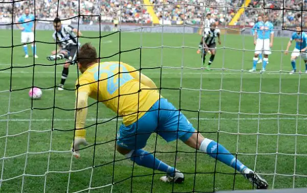 Il Napoli crolla a Udine, Juve a +6. Azzurri irriconoscibili: super Fernandes, Higuain espulso. Scudetto lontano.