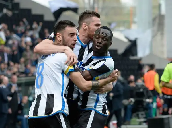 Il Napoli crolla a Udine, Juve a +6. Azzurri irriconoscibili: super Fernandes, Higuain espulso. Scudetto lontano.