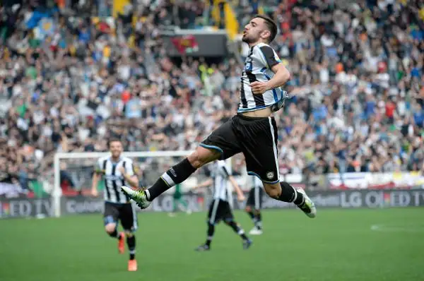 Il Napoli crolla a Udine, Juve a +6. Azzurri irriconoscibili: super Fernandes, Higuain espulso. Scudetto lontano.