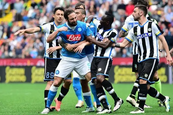 Il Napoli crolla a Udine, Juve a +6. Azzurri irriconoscibili: super Fernandes, Higuain espulso. Scudetto lontano.