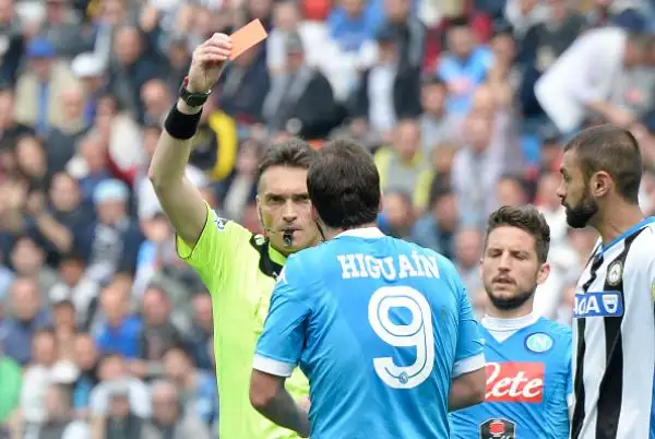 Il Napoli crolla a Udine, Juve a +6. Azzurri irriconoscibili: super Fernandes, Higuain espulso. Scudetto lontano.