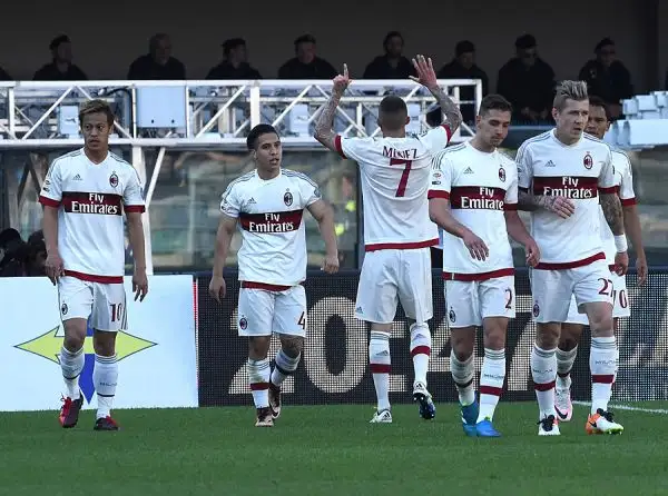 Al Bentegodi rossoneri vanno in vantaggio con Menez nel primo tempo, ma prima un rigore trasoformato da Pazzini e poi una magistrale punizione di Siligardi all'ultimo istante regalano la vittoria all'