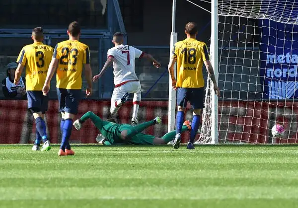 Al Bentegodi rossoneri vanno in vantaggio con Menez nel primo tempo, ma prima un rigore trasoformato da Pazzini e poi una magistrale punizione di Siligardi all'ultimo istante regalano la vittoria all'