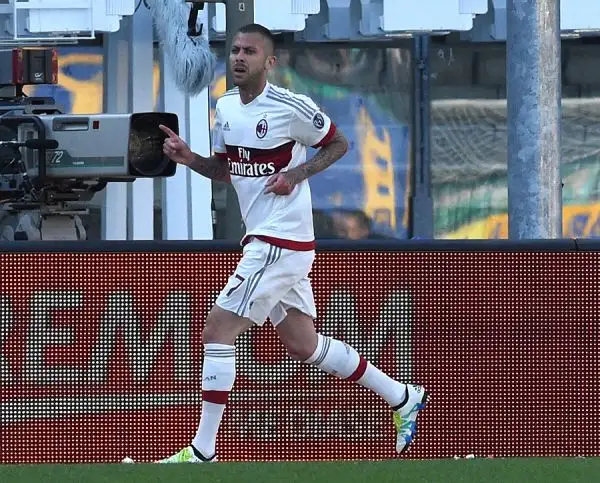 Al Bentegodi rossoneri vanno in vantaggio con Menez nel primo tempo, ma prima un rigore trasoformato da Pazzini e poi una magistrale punizione di Siligardi all'ultimo istante regalano la vittoria all'