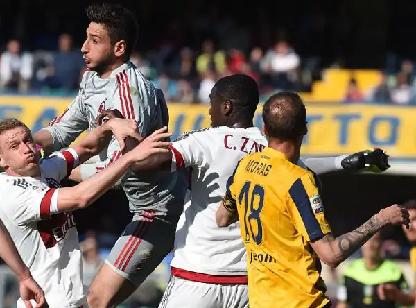 Al Bentegodi rossoneri vanno in vantaggio con Menez nel primo tempo, ma prima un rigore trasoformato da Pazzini e poi una magistrale punizione di Siligardi all'ultimo istante regalano la vittoria all'