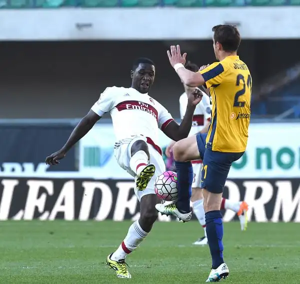 Al Bentegodi rossoneri vanno in vantaggio con Menez nel primo tempo, ma prima un rigore trasoformato da Pazzini e poi una magistrale punizione di Siligardi all'ultimo istante regalano la vittoria all'