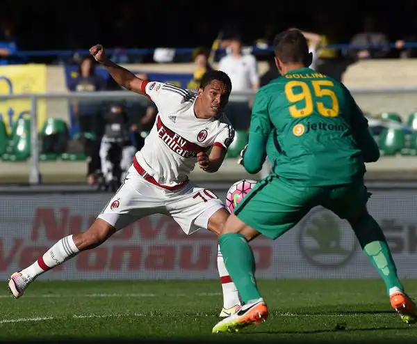 Al Bentegodi rossoneri vanno in vantaggio con Menez nel primo tempo, ma prima un rigore trasoformato da Pazzini e poi una magistrale punizione di Siligardi all'ultimo istante regalano la vittoria all'