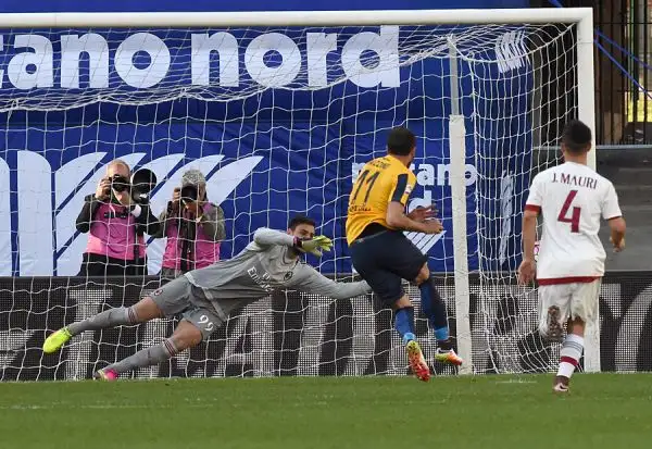 Al Bentegodi rossoneri vanno in vantaggio con Menez nel primo tempo, ma prima un rigore trasoformato da Pazzini e poi una magistrale punizione di Siligardi all'ultimo istante regalano la vittoria all'