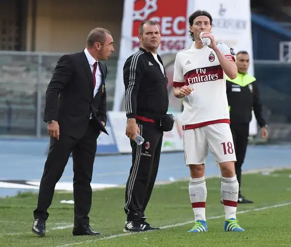 Al Bentegodi rossoneri vanno in vantaggio con Menez nel primo tempo, ma prima un rigore trasoformato da Pazzini e poi una magistrale punizione di Siligardi all'ultimo istante regalano la vittoria all'
