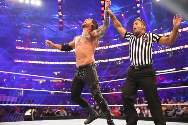 La WWE ha annunciato che ha fatto segnare un nuovo record: 101.763 tifosi presenti ad Arlington in Texas.