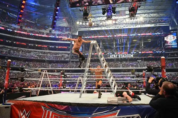 La WWE ha annunciato che ha fatto segnare un nuovo record: 101.763 tifosi presenti ad Arlington in Texas.