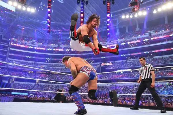 La WWE ha annunciato che ha fatto segnare un nuovo record: 101.763 tifosi presenti ad Arlington in Texas.